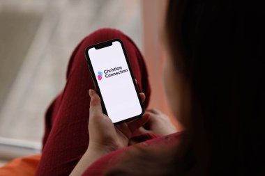 KYIV, UKRAINE - 23 Şubat 2024 Ünlü çöpçatanlık sitesi veya iPhone ekranındaki uygulamanın Hıristiyan Bağlantısı logosu