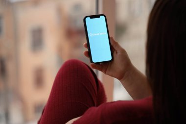 KYIV, UKRAINE - 23 Şubat 2024 Ünlü çöpçatanlık sitesi veya iPhone ekranındaki uygulama logosu