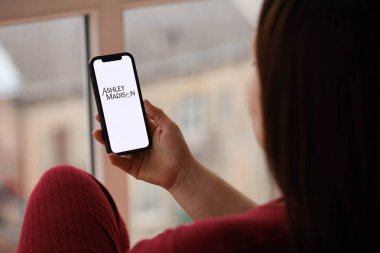 KYIV, UKRAINE - 23 Şubat 2024 Ashley Madison logosu iPhone ekranındaki ünlü çöpçatanlık sitesi veya uygulaması