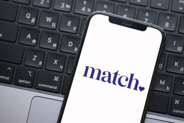 KYIV, UKRAINE - 23 Şubat 2024 Ünlü çöpçatanlık sitesinin logosu veya iPhone ekranındaki uygulamayı kapat