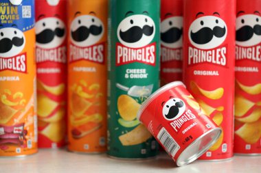 KYIV, UKRAINE - 27 Şubat 2024 Pringles orijinal patates cipsi beyaz arka planda. Pringles, Kellog Şirketi 'ne ait bir patates cipsi markası.