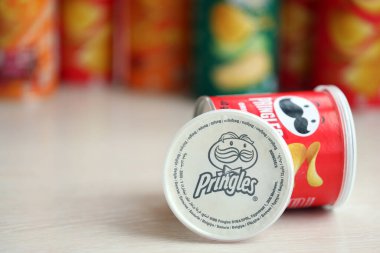 KYIV, UKRAINE - 27 Şubat 2024 Pringles orijinal patates cipsi beyaz arka planda. Pringles, Kellog Şirketi 'ne ait bir patates cipsi markası.