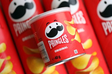 KYIV, UKRAINE - 27 Şubat 2024 Pringles orijinal patates cipsi beyaz arka planda. Pringles, Kellog Şirketi 'ne ait bir patates cipsi markası.