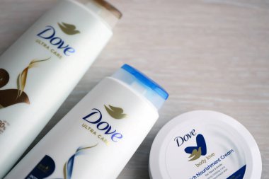 KYIV, UKRAINE - 27 Şubat 2024 Dove Prodüksiyonu, günümüzde Unilever 'a ait olan ve 80' den fazla ülkede satılan bir kişisel bakım markası.