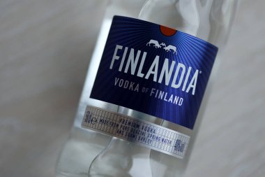 KYIV, UKRAINE - 27 Şubat 2024 Finlandiya 'nın ünlü votka içeceği.