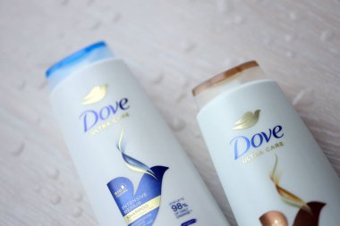 KYIV, UKRAINE - 27 Şubat 2024 Dove Prodüksiyonu, günümüzde Unilever 'a ait olan ve 80' den fazla ülkede satılan bir kişisel bakım markası.