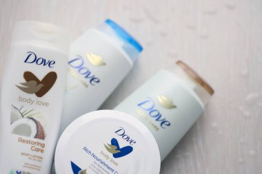 KYIV, UKRAINE - 27 Şubat 2024 Dove Prodüksiyonu, günümüzde Unilever 'a ait olan ve 80' den fazla ülkede satılan bir kişisel bakım markası.