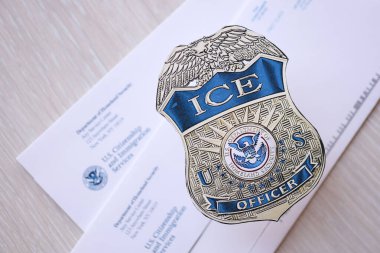 KYIV, UKRAINE - 9 Mart 2024 USCIS posta zarfında ABD ICE memuru rozeti