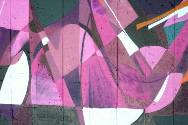 Duvarında parlak aerosol çizgileri olan grafiti resimlerinin renkli arka planı. Eski moda sokak sanatı sprey boya kutularından yapılmış. Çağdaş gençlik kültürü arka planı