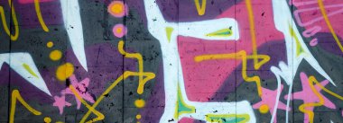 Duvarında parlak aerosol çizgileri olan grafiti resimlerinin renkli arka planı. Eski moda sokak sanatı sprey boya kutularından yapılmış. Çağdaş gençlik kültürü arka planı