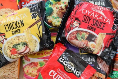 KYIV, UKRAINE - 31 Ekim 2023 Çeşitli markalar ve üreticiler tarafından hızlı pişirilmek üzere birçok hazır erişte paketleri