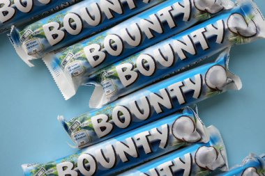 KYIV, UKRAINE - 31 Ekim 2023 Kakao aromalı Bounty çikolataları. Bounty Çikolata, Amerikan Mars Şirketi 'nin bir markası.