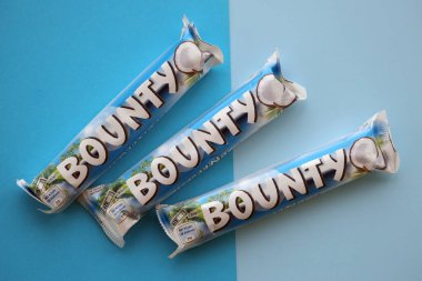 KYIV, UKRAINE - 31 Ekim 2023 Kakao aromalı Bounty çikolataları. Bounty Çikolata, Amerikan Mars Şirketi 'nin bir markası.