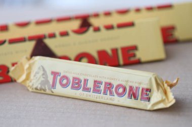 KYIV, UKRAINE - 31 Ekim 2023 Sarı Toblerone Çikolata. Toblerone 1908 yılında İsviçre 'de doğdu ve Theodor Tobler tarafından yaratıldı.