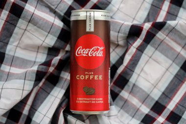 KYIV, UKRAINE - 31 Ekim 2023 Kahve aromalı Coca Cola Kutusu. Özel tasarımı olan kapalı bir teneke içki kutusu. İçeceklerinizi tazeleyeyim.