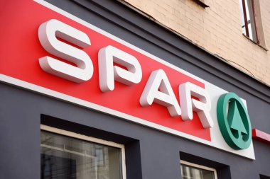 KHARKIV, UKRAINE 29 AĞUSTOS, 2021 Spar logosu duvarda. Spar, bağımsız olarak faaliyet gösteren, toptancı ve perakendecilerden oluşan uluslararası bir gruptur.