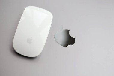 KYIV, UKRAINE - 27 Kasım 2023 Apple Magic Mouse 3. Nesil Gri MacBook 2021 ile yakın plan
