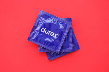 KYIV, UKRAINE - 27 Kasım 2023 Durex mavi prezervatifler.