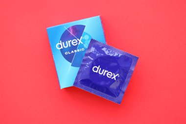 KYIV, UKRAINE - 27 Kasım 2023 Durex mavi prezervatifler.