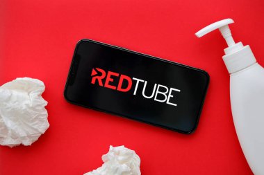 KYIV, UKRAINE - 23 Ocak 2024 RedTube yetişkin içeriği web sitesi logosu iPhone 12 Pro akıllı telefon ekranında