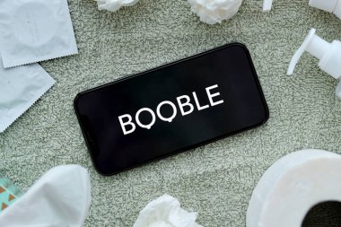 KYIV, UKRAINE - 23 Ocak 2024 Booble yetişkin içeriği web sitesi logosu iPhone 12 Pro akıllı telefon ekranında