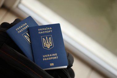 Siyah turistik sırt çantasında iki Ukrayna biyometrik pasaportu
