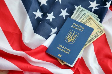 Ukrayna 'nın biyometrik pasaportu ve Amerika Birleşik Devletleri' nin el sallayan bayrağı üzerindeki Amerikan dolarları kapanıyor.