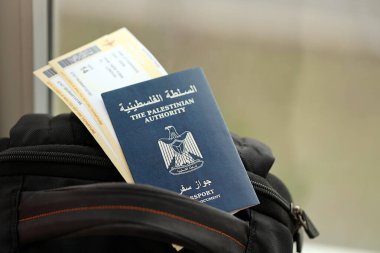 Mavi Filistin Otorite pasaportu ve turistik sırt çantasında uçak biletleri. Turizm ve seyahat kavramı