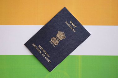 Ulusal arkaplanda mavi Hindistan pasaportu. Yakın plan. Turizm ve vatandaşlık kavramı