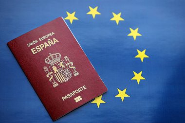 Mavi bayraklı Avrupa Birliği 'nin kırmızı İspanyol pasaportu yakın plan. Turizm ve vatandaşlık kavramı