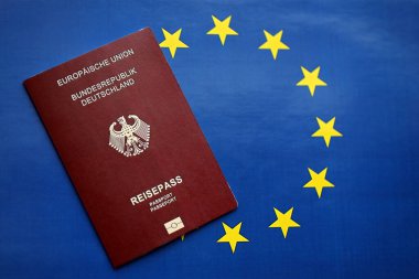 Avrupa Birliği 'nin kırmızı Alman pasaportu mavi bayraklı, yakın plan. Turizm ve vatandaşlık kavramı