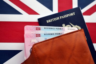 Oturma izni belgesi BRP kartı ve Birleşik Krallık 'ın İngiliz pasaportu İngiliz bayrağı kapanıyor.