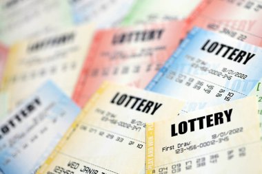 Birçok piyango bileti boş banknotlar üzerinde piyango oynamak için numaralarla kapatılıyor.