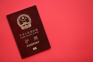 Çin Halk Cumhuriyeti 'nin kırmızı pasaportu. Parlak arkaplanda PRC Çin pasaportu