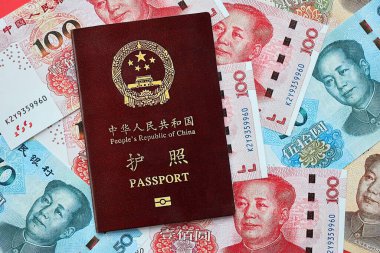 Çin Halk Cumhuriyeti ve Çin Yuan 'ının kırmızı pasaportu. Parlak arkaplanda PRC Çin pasaportu