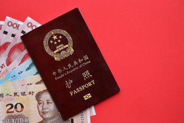 Çin Halk Cumhuriyeti ve Çin Yuan 'ının kırmızı pasaportu. Parlak arkaplanda PRC Çin pasaportu