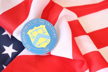 KYIV, UKRAINE - 9 Mart 2024 ABD Hazine Bakanlığı Amerika Birleşik Devletleri bayrağını kapatıyor