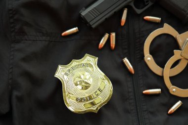 KYIV, UKRAINE - 9 Mart 2024 Siyah ceketli, silahlı, mermili ve kelepçeli ABD Özel Polis rozeti