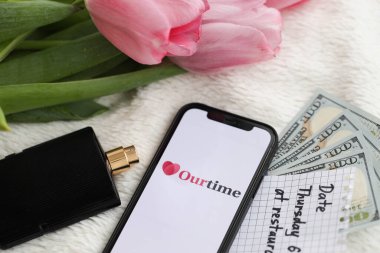 KYIV, UKRAINE - 23 Şubat 2024 Ünlü çöpçatanlık sitemiz ya da iPhone ekranındaki uygulamamız