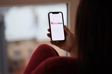 KYIV, UKRAINE - 23 Şubat 2024 Ünlü çöpçatanlık sitemiz ya da iPhone ekranındaki uygulamamız