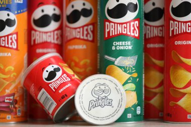 KYIV, UKRAINE - 27 Şubat 2024 Pringles orijinal patates cipsi beyaz arka planda. Pringles, Kellog Şirketi 'ne ait bir patates cipsi markası.
