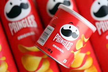 KYIV, UKRAINE - 27 Şubat 2024 Pringles orijinal patates cipsi beyaz arka planda. Pringles, Kellog Şirketi 'ne ait bir patates cipsi markası.