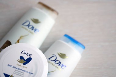KYIV, UKRAINE - 27 Şubat 2024 Dove Prodüksiyonu, günümüzde Unilever 'a ait olan ve 80' den fazla ülkede satılan bir kişisel bakım markası.
