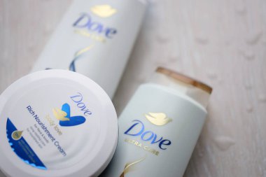KYIV, UKRAINE - 27 Şubat 2024 Dove Prodüksiyonu, günümüzde Unilever 'a ait olan ve 80' den fazla ülkede satılan bir kişisel bakım markası.
