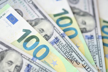 KYIV, UKRAINE - 28 Şubat 2024 ABD Doları ve AB 'nin hayran planında yer alan para. Farklı popüler para birimleri