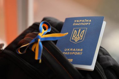 Ukrayna biyometrik pasaportu Ukrayna 'nın Ukrayna kurdeleli siyah turistik sırt çantasında.