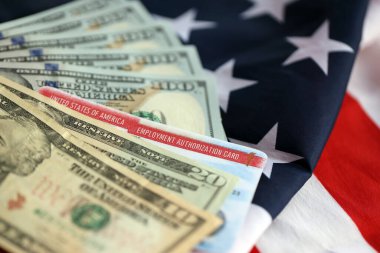 Amerika Birleşik Devletleri İş Yetki Kartı Katlanmış ABD bayrağı üzerinde çalışma izni ve dolar banknotları