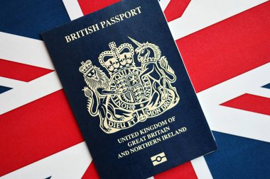 Ulusal arkaplanda mavi İngiliz pasaportu var. Yakın plan. Turizm ve vatandaşlık kavramı