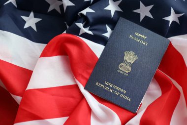 Amerika Birleşik Devletleri ulusal bayrağında mavi Hint pasaportu yakın plan. Turizm ve diplomasi kavramı