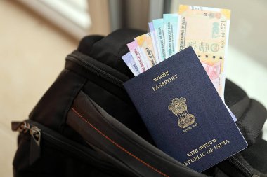 Turistik sırt çantasındaki mavi Hindistan pasaportu ve uçak biletleri. Turizm ve seyahat kavramı